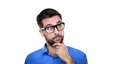 Mann mit Brille und blauem Hemd schaut fragend nach oben - Foto: TVMovie/Canva