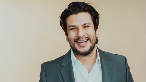 Francisco Medina mit Anzug lacht in die Kamera. - Foto: RTL