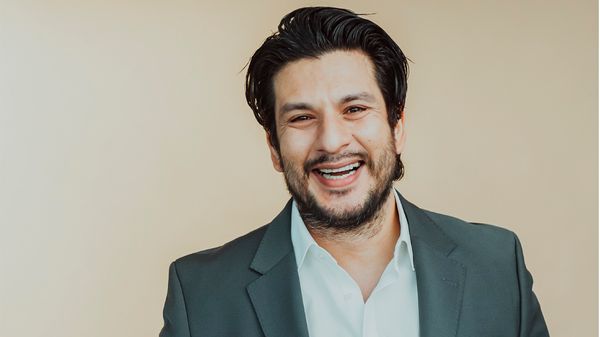 Francisco Medina mit Anzug lacht in die Kamera. - Foto: RTL