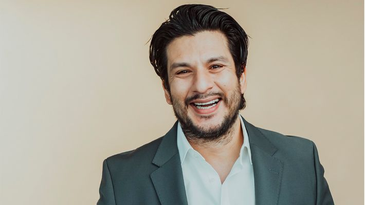 Francisco Medina mit Anzug lacht in die Kamera. - Foto: RTL