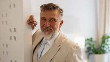 Frank im hellen Anzug bei seiner Hochzeit. - Foto: Joyn / Markus Hertrich