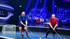 Frank Rosin und Mario Basler duellieren sich beim Feldhockey - Foto: ProSieben