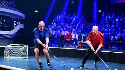 Frank Rosin und Mario Basler duellieren sich beim Feldhockey - Foto: ProSieben