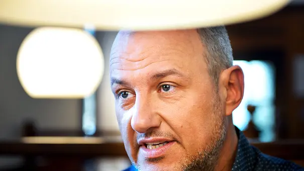 Frank Rosin mit kurzen grauen Haaren und Bart trägt ein dunkelblaues Hemd. Helle Lampenschirme sind über und hinter ihm zu sehen. - Foto: IMAGO / Funke Foto Services Frank Rosin mit kurzen grauen Haaren und Bart trägt ein dunkelblaues Hemd. Helle Lampenschirme sind über und hinter ihm zu sehen. - Foto: IMAGO / Funke Foto Services