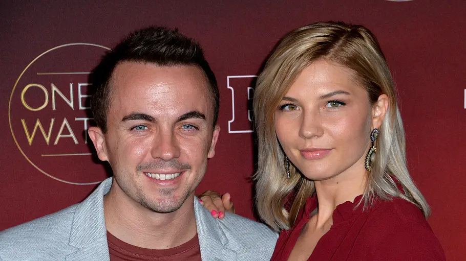Frankie Muniz und Paige Price lassen sich scheiden. Frankie Muniz und Paige Price stehen lächelnd nebeneinander. Ihre Hand ruht auf seiner Schulter.