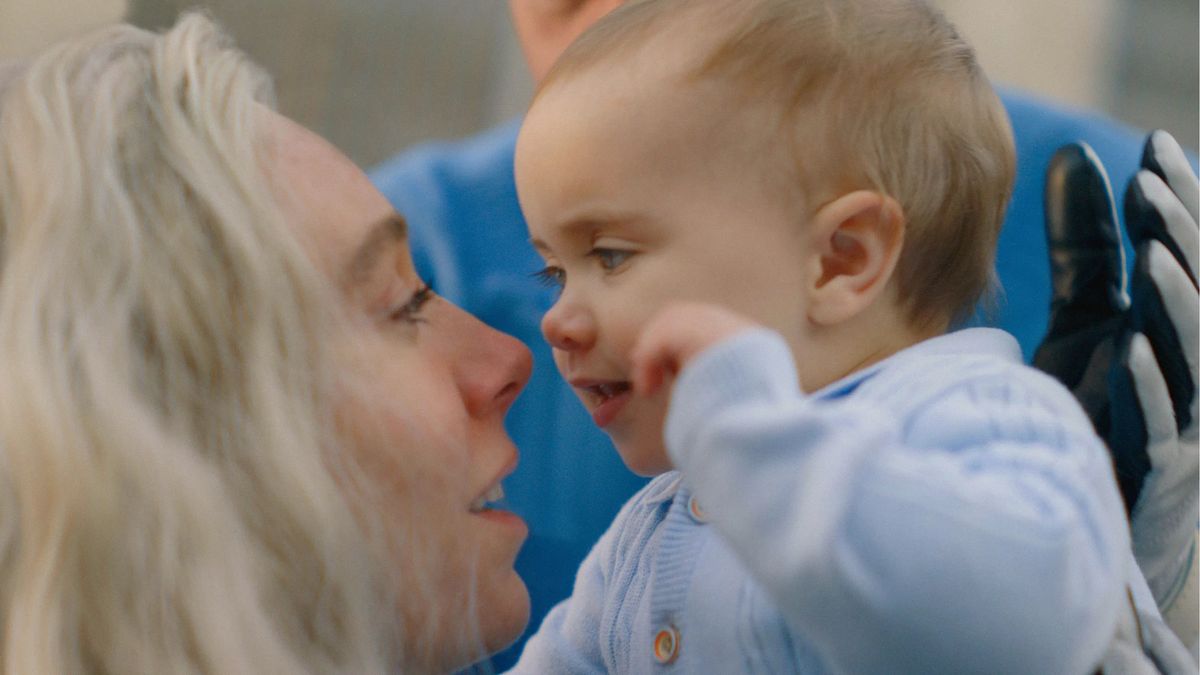 Sue Storm schaut ihrem Sohn Franklin die die Augen.
