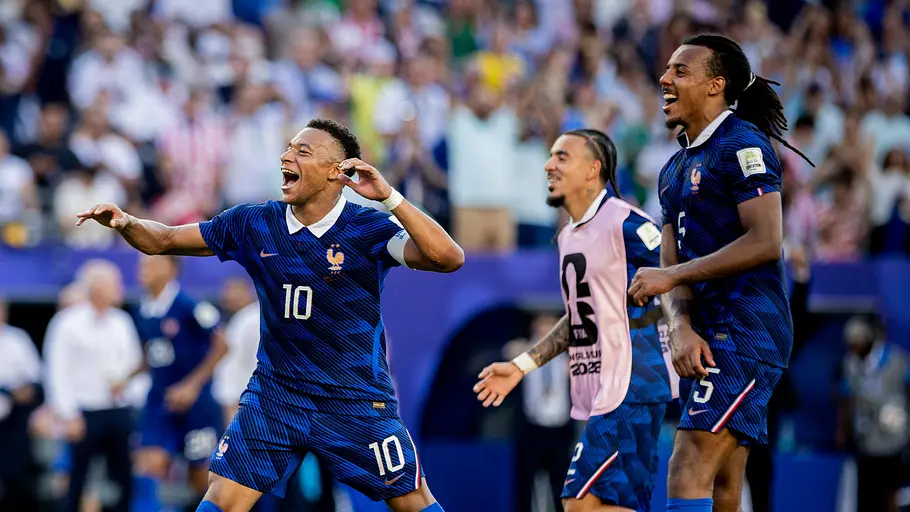 Mbappé feiert mit seinen Teamkollegen einen Sieg auf dem Feld.