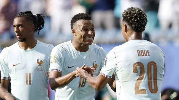 Kylian Mbappe und Desire Doue halten sich an den Händen, im Hintegrund Michael Olise. - Foto: IMAGO / ANP Kylian Mbappe und Desire Doue halten sich an den Händen, im Hintegrund Michael Olise. - Foto: IMAGO / ANP