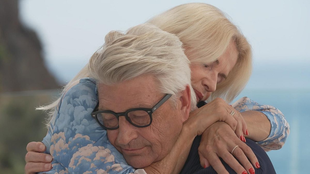 Franz Stärk und Lise umarmen sich im Golden Bachelor-Finale