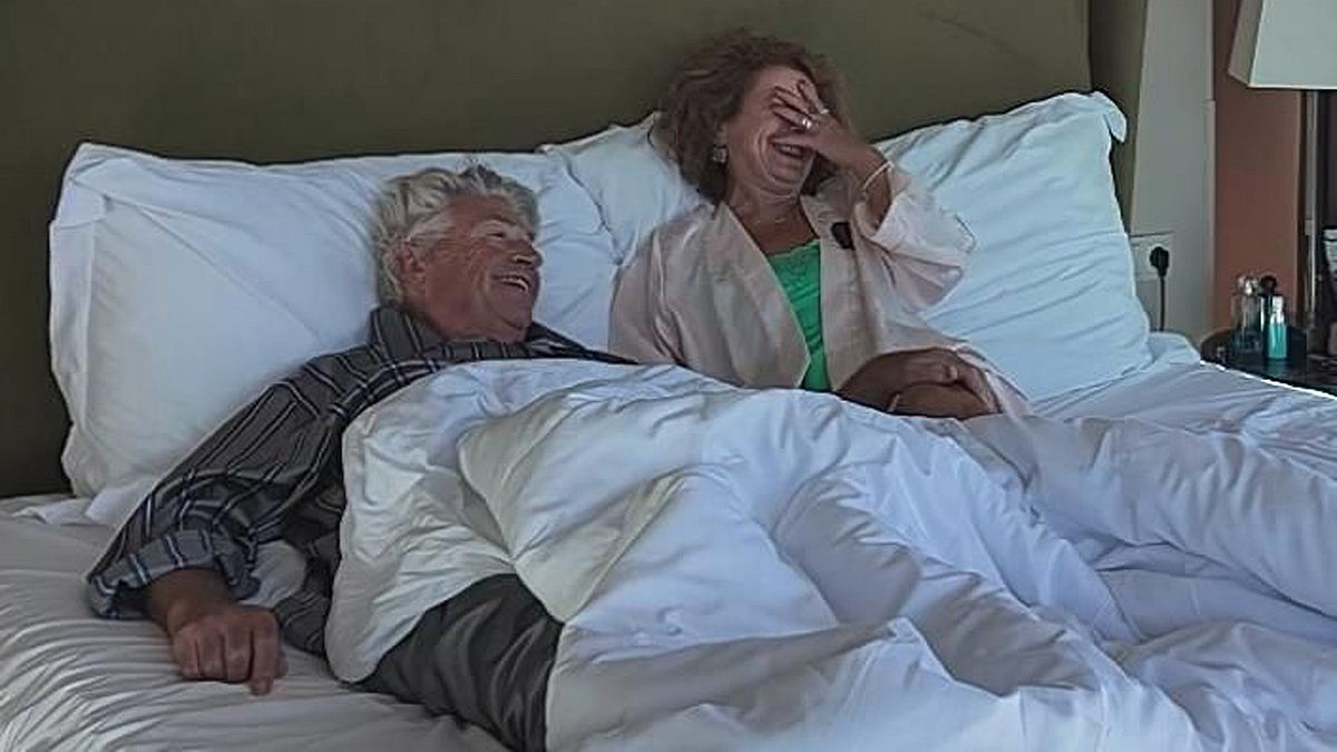 Golden Bachelor Franz Stärk und seine Sylvia lachen im Bett