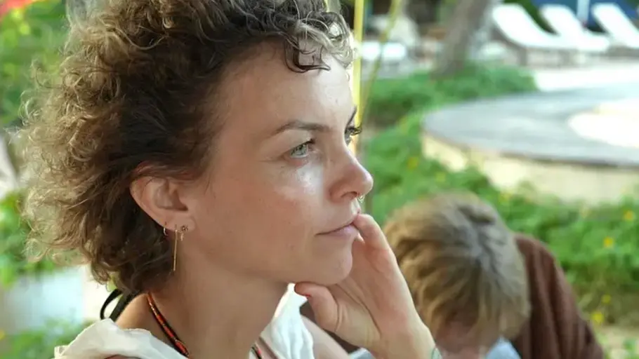 Franziska Schmidt verließ Sansibar – so lebt sie heute Franziska Schmidt mit lockigem Haar blickt nach rechts und hält eine Hand an ihr Gesicht. Im Hintergrund ist eine weitere Person.