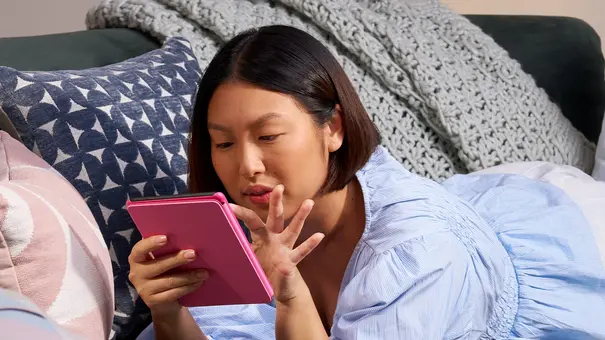 Frau mit Amazon Kindle Paperwhite - Foto: Amazon Frau mit Amazon Kindle Paperwhite - Foto: Amazon