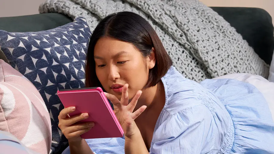 Frau mit Amazon Kindle Paperwhite Frau mit Amazon Kindle Paperwhite
