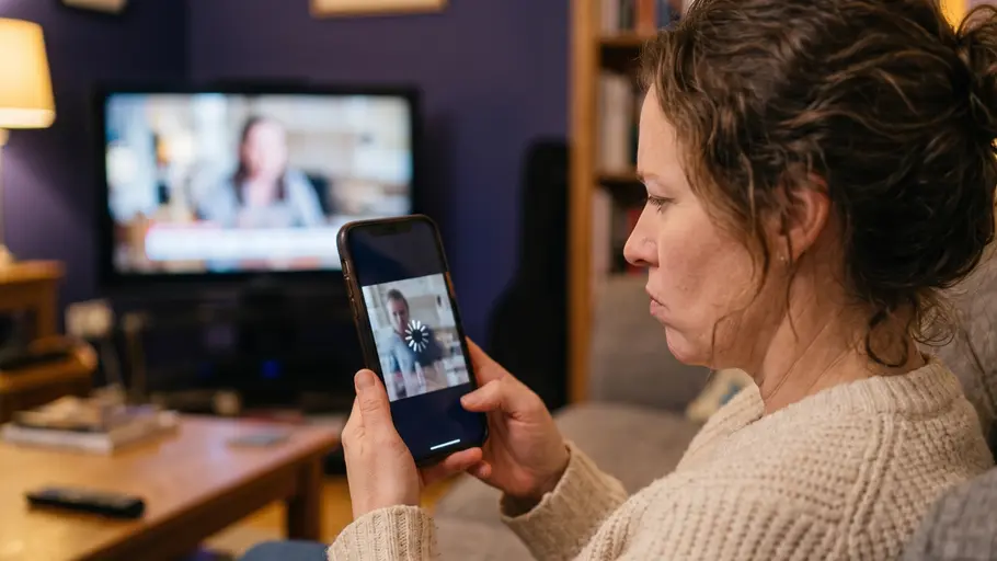Frau vor Smartphone mit schlechtem Internet