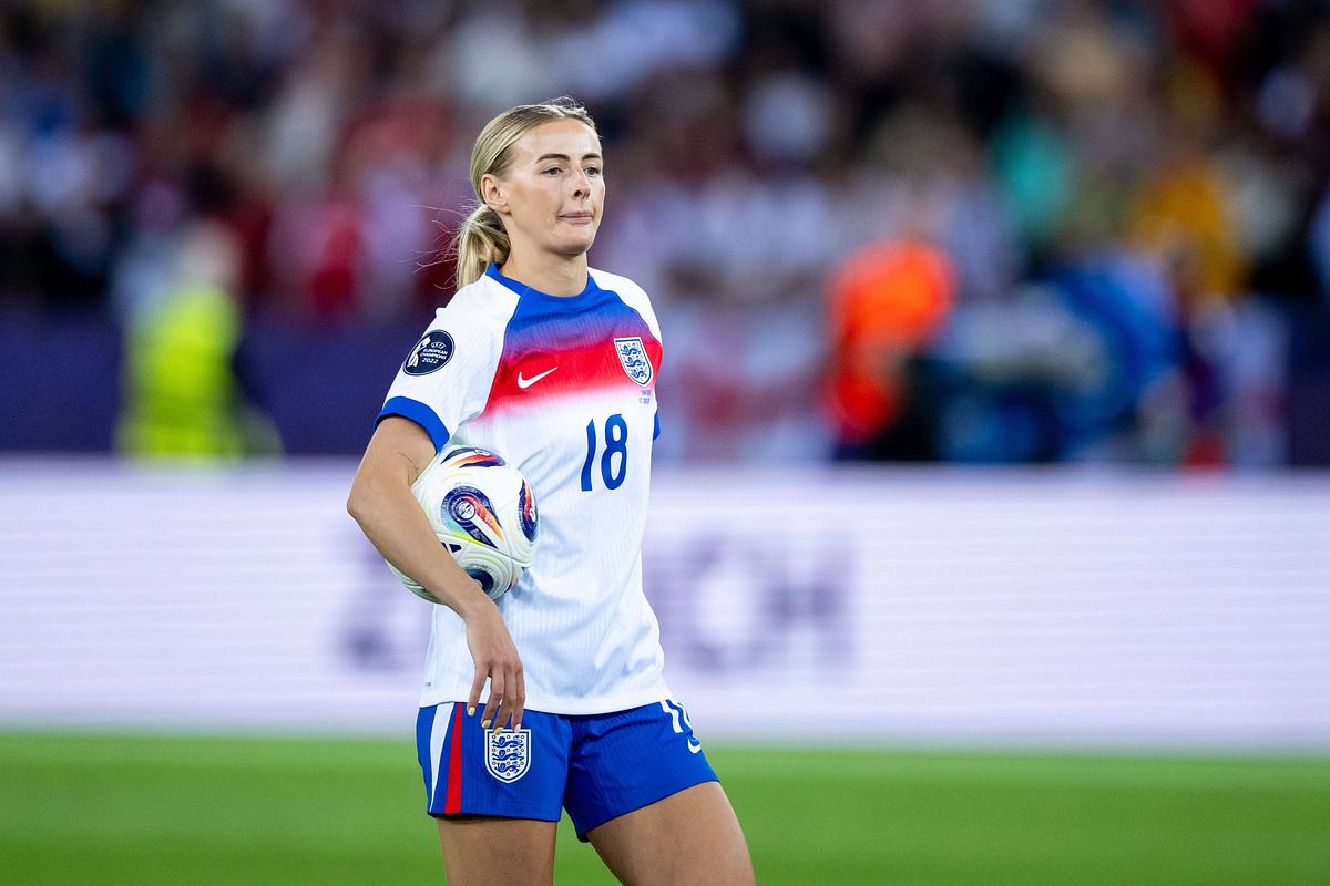 England-Frauen-EM-2025-Spielerin Chloe Kelly (England, 18) hat den Ball unterm Arm vor dem Elfmeter beim Elfmeterschießen im Viertelfinale der Frauen-EM 2025