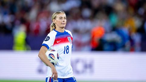 Chloe Kelly (England, 18) hat den Ball unterm Arm vor dem Elfmeter beim Elfmeterschießen im Viertelfinale der Frauen-EM 2025 - Foto:  IMAGO / Eibner