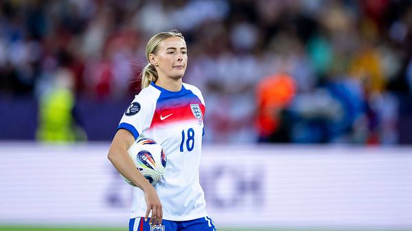 Chloe Kelly (England, 18) hat den Ball unterm Arm vor dem Elfmeter beim Elfmeterschießen im Viertelfinale der Frauen-EM 2025 - Foto:  IMAGO / Eibner