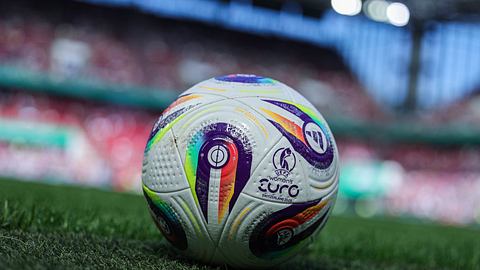 Der Fußball der Frauen-Europameisterschaft 2025 in der Schweiz - Foto:  IMAGO / Revierfoto