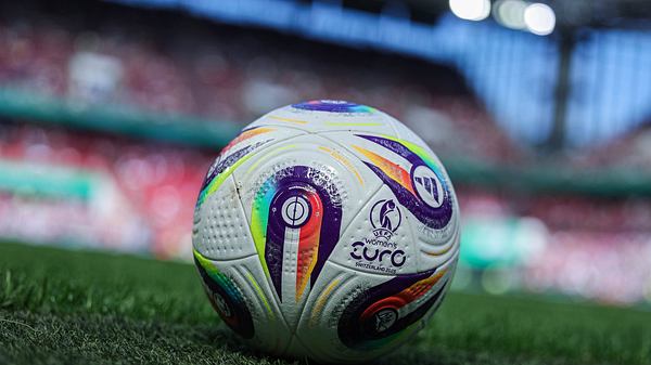 Der Fußball der Frauen-Europameisterschaft 2025 in der Schweiz - Foto:  IMAGO / Revierfoto