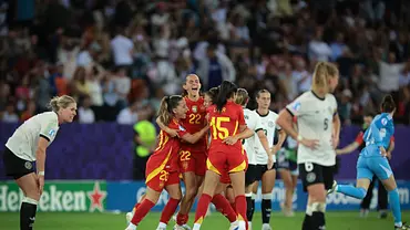 Die deutschen Spielerinnen stehen enttäuscht auf dem Platz, während die Spanierinnen sich umarmen und den Sieg feiern - Foto: IMAGO / Sportimage