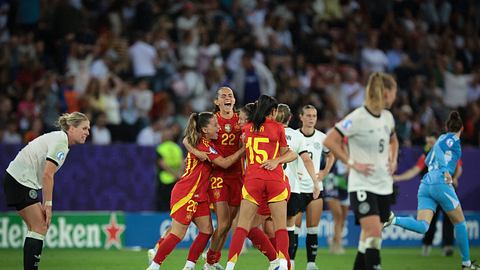 Die deutschen Spielerinnen stehen enttäuscht auf dem Platz, während die Spanierinnen sich umarmen und den Sieg feiern - Foto: IMAGO / Sportimage