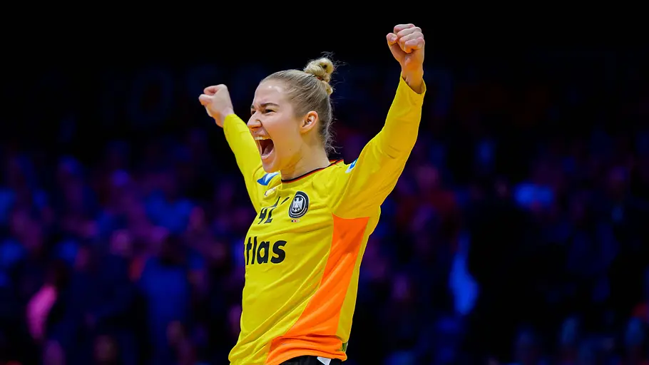 Frauen Handball WM Torhüterin Katharina Filter Torhüterin Katharina Filter jubelt mit großer Geste. Sie trägt ein gelbes Trikot.