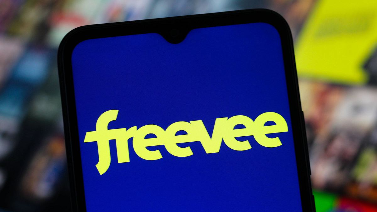 Freevee wird es bald nicht mehr geben - Amazon stellt den Streamingdienst ein Freevee-Logo auf Handy vor unscharfem Hintergrund