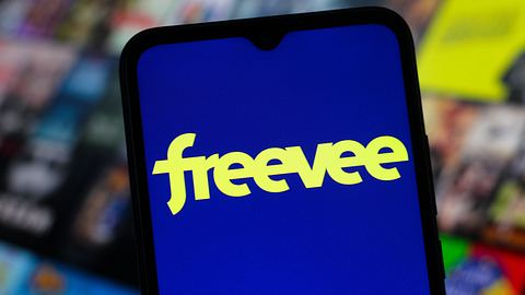 Freevee-Logo auf Handy vor unscharfem Hintergrund  - Foto: IMAGO / SOPA Images