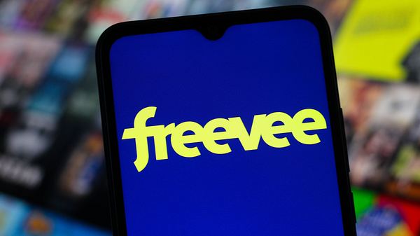 Freevee-Logo auf Handy vor unscharfem Hintergrund  - Foto: IMAGO / SOPA Images