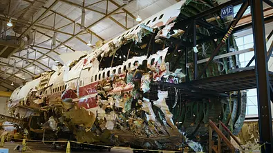 Ein Teil eines Flugzeugwracks. - Foto: Netflix Ein Teil eines Flugzeugwracks. - Foto: Netflix