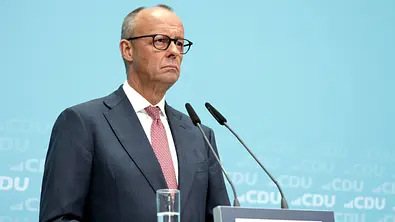 Bundeskanzler Friedrich Merz vor dem Mikrofon nach dem Wahlabend in Berlin und Mecklenburg-Vorpommern - Foto: IMAGO / Jens Schicke Bundeskanzler Friedrich Merz vor dem Mikrofon nach dem Wahlabend in Berlin und Mecklenburg-Vorpommern - Foto: IMAGO / Jens Schicke