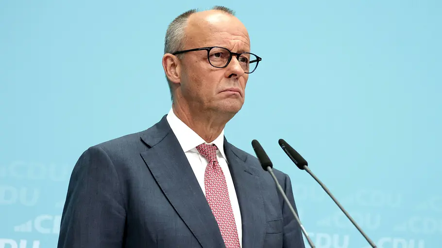 Friedrich Merz Bundeskanzler Friedrich Merz vor dem Mikrofon nach dem Wahlabend in Berlin und Mecklenburg-Vorpommern