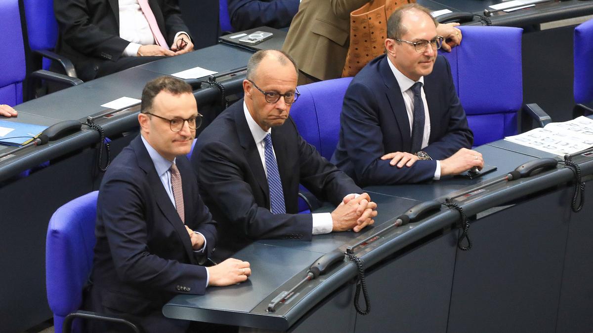 Friedrich Merz verliert den ersten Wahlgang zum Bundeskanzler Friedrich Merz blickt enttäuscht und nachdenklich nach vorne.