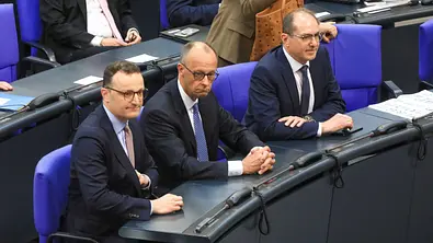 Friedrich Merz blickt enttäuscht und nachdenklich nach vorne. - Foto: IMAGO / pictureteam