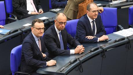 Friedrich Merz blickt enttäuscht und nachdenklich nach vorne. - Foto: IMAGO / pictureteam
