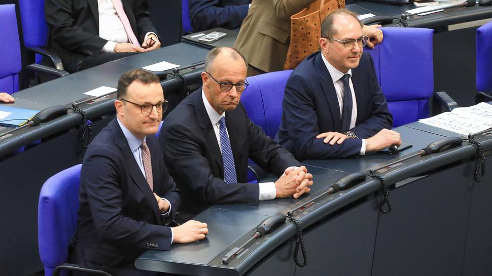 Friedrich Merz blickt enttäuscht und nachdenklich nach vorne. - Foto: IMAGO / pictureteam