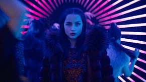 Ana de Armas als Eve in einer Szene in einem Club. - Foto: Leonine