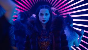 Ana de Armas als Eve in einer Szene in einem Club. - Foto: Leonine