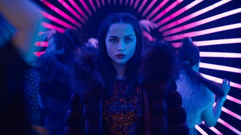 Ana de Armas als Eve in einer Szene in einem Club. - Foto: Leonine