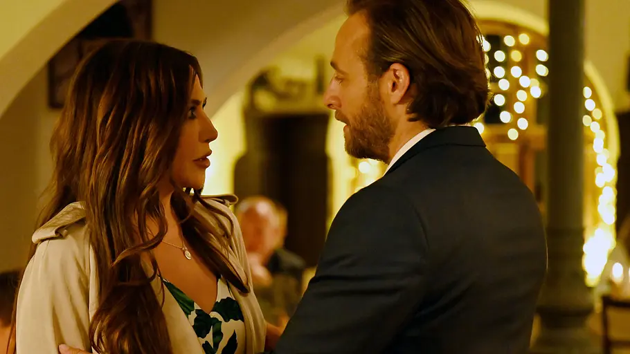 Frühling Katja Baumann und André Fabiansky aus der ZDF-Serie „Frühling“ stehen sich in einem Restaurant gegenüber und führen ein ernstes Gespräch.