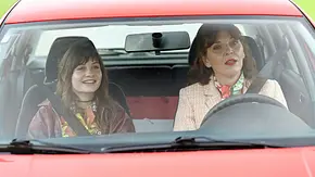 Szene aus der ZDF-Serie „Frühling“: Heidrun Niedermayer und die schwangere Teenagerin Ava sitzen gemeinsam in einem roten Auto und unterhalten sich während der Fahrt. - Foto: ZDF/ Barbara Bauriedl