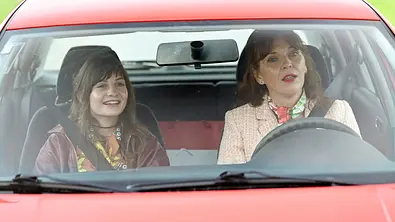 Szene aus der ZDF-Serie „Frühling“: Heidrun Niedermayer und die schwangere Teenagerin Ava sitzen gemeinsam in einem roten Auto und unterhalten sich während der Fahrt. - Foto: ZDF/ Barbara Bauriedl