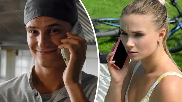 Zweiteilige Szene aus „Frühling – Wenn alle schweigen“: Adrian telefoniert lächelnd in Innenraum, während Lilly draußen angespannt mit dem Handy am Ohr sitzt – ihre Beziehung steht vor der Trennung. - Foto: ZDF/ Barbara Bauriedl