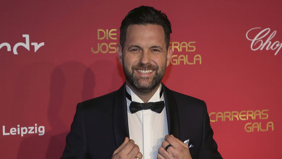 Matthias Killing posiert im Anzug bei einer Gala