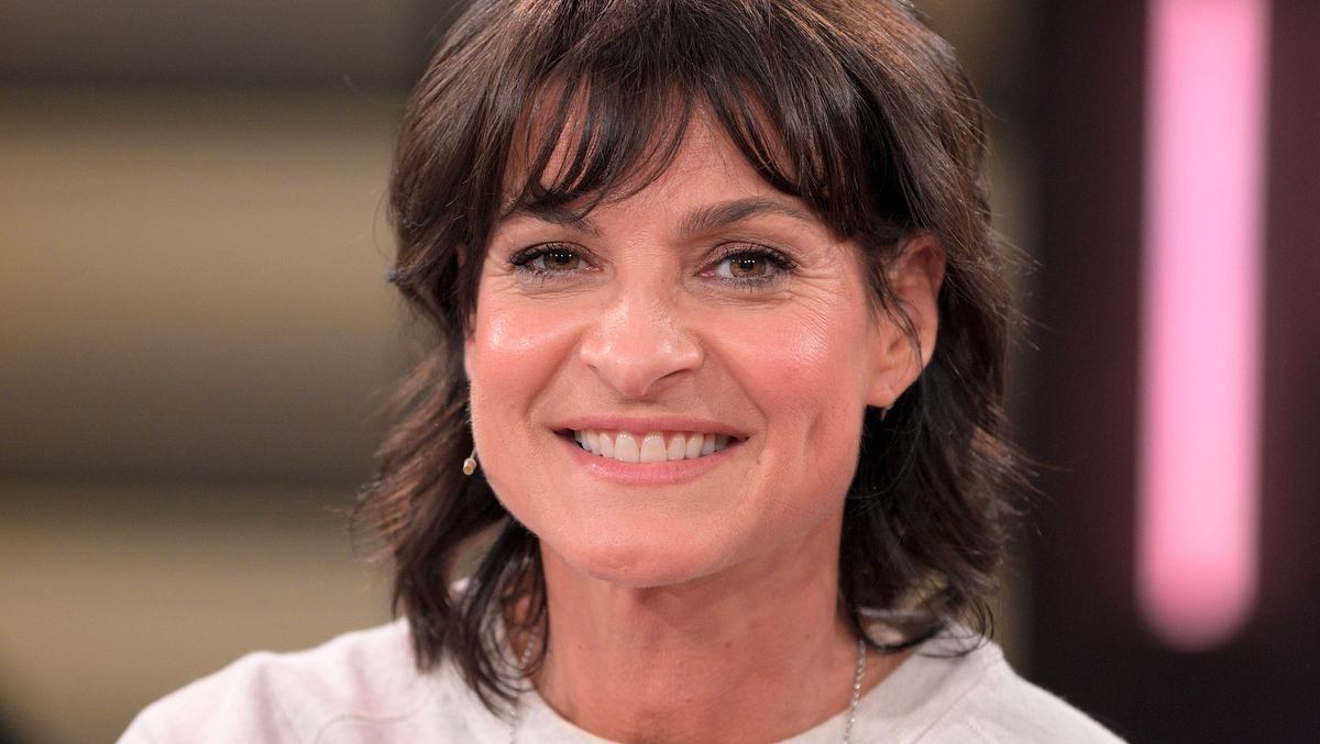In ihrem Podcast spricht Marlene Lufen mit ihren Kolleginnen darüber, was sich am Frühstücksfernsehen ändern soll. Frühstücksfernsehen-Moderatorin Marlene Lufen im weißen Shirt lächelt in die Kamera.