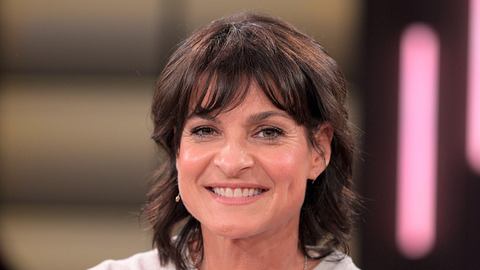 Frühstücksfernsehen-Moderatorin Marlene Lufen im weißen Shirt lächelt in die Kamera. - Foto:  IMAGO / Rainer Unkel