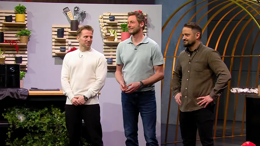 FRYZZA: Endlich muss man sich nicht mehr auf Piccolinis zurückgreifen. Ronny Schreiber, Dieter Könnes und Alexander Wulf stehen von links nach rechts vor Regalen mit Pflanzen und Küchenutensilien.