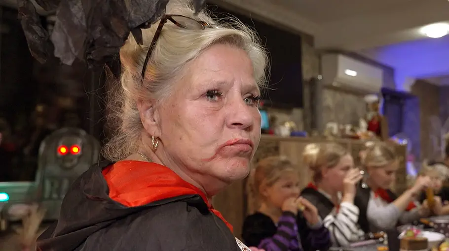 Silvia Wollny in Vampirverkleidung am Esstisch.