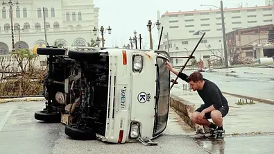 Ein Galileo-Reporter neben einem umgekippten Auto. - Foto: Joyn