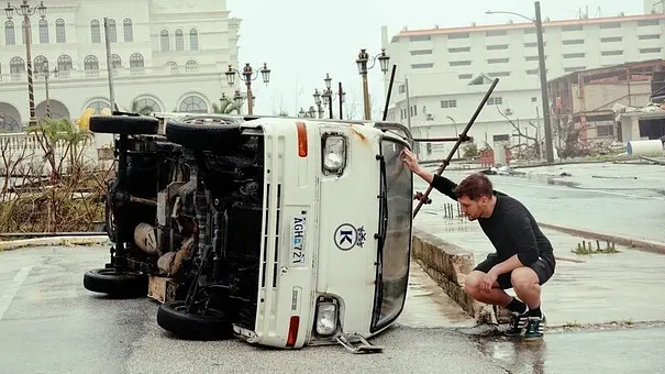 Ein Galileo-Reporter neben einem umgekippten Auto. - Foto: Joyn Ein Galileo-Reporter neben einem umgekippten Auto. - Foto: Joyn